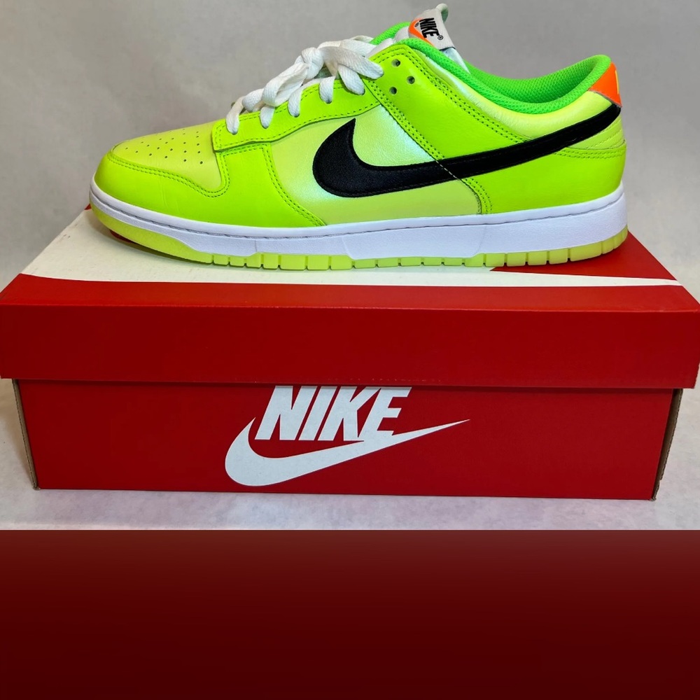 Nike Dunk Low SE Splash Volt